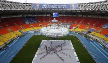 Una vista general de los voluntarios que asisten a un ensayo de la ceremonia de inauguración del campeonato mundial de atletismo en el estadio olímpico en Moscú. El evento se llevará a cabo del 10 al 18 de agosto.