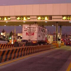 Tráiler se queda sin frenos en autopista México-Puebla; hay tres heridos