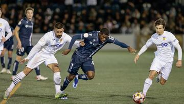 Los jugadores del Club Deportivo Buñol, Joao (i) y Martín (d) y Mohamed- Ali Cho (c) , de la Real Sociedad, durante el partido correspondiente a la Copa del Rey jugado en el estadio Tomás Berlanga de Requena, (Valencia).