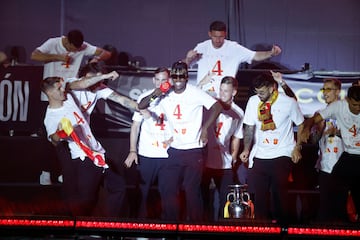 Los jugadores de la selección española  y los aficionados celebran el la plaza de la Cibeles el título de la Eurocopa. En la imagen, Nico Williams bailando junto a sus compañeros.