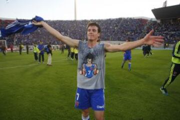 Angelo Henr&iacute;quez festeja su gol con la camiseta de &#039;Gok&uacute;&#039; de Diego Rivarola.