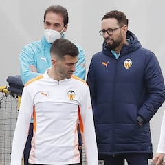 El Valencia coge aire con Gayà