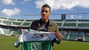 Garry Mendes con la camiseta del Elche durante su presentaci&oacute;n.