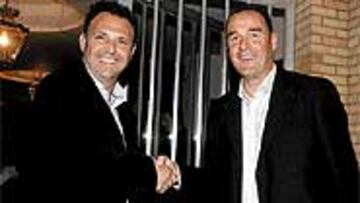 <B>¿FOTO PROHIBIDA?</B>. Joaquín Caparrós y Víctor Fernández coincidieron ayer en el colegio Altair en la inauguración de los cursos de entrenadores. La última vez que fueron fotografiados juntos fue en la Caseta de la Ser y Lopera se enfadó mucho.