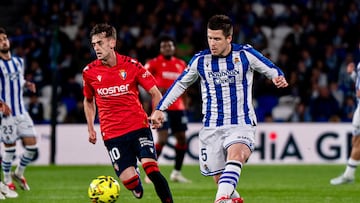 Aimar disputa un balón con Zubeldia.
