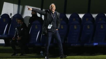 Sergio Pellicer, dando instrucciones durante un partido.