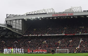 Se cumplen 60 años de la tragedia aérea que acabó con la vida de 23 personas, ocho de ellos futbolistas del equipo inglés al que llamaban 'Busby Babes'. El Manchester United realizó un bonito memorial en el partido de la Premier frente a Huddersfield Town