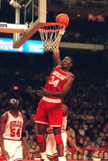 Antes de la llegada de Barkley los Rockets vistieron esta equipación roja, simple y sencilla, con la que llegaron a ser campeones de la NBA en el 94. Olajuwon...