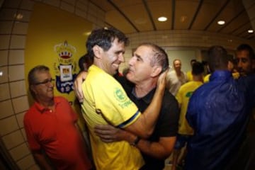 Juan Carlos Valerón celebró el ascenso a Primera División con su entrenador, Paco Herrera.