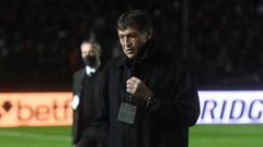 Colon de Santa Fe's coach Julio Cesar Falcioni walks to the team's bench before the Copa Libertadores football tournament round of sixteen all-Argentine second leg match against Talleres at the Brigadier General Estanislao López stadium in Santa Fe, Argentina, on July 6, 2022. (Photo by Jose ALMEIDA / AFP) (Photo by JOSE ALMEIDA/AFP via Getty Images)