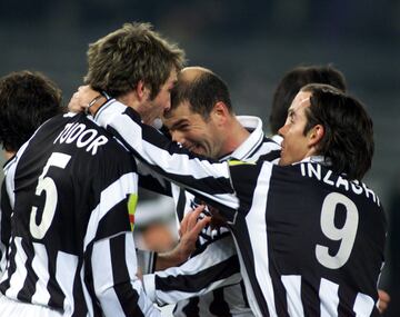 Igor Tudor celebra un tanto con Zidane en la Juventus.
