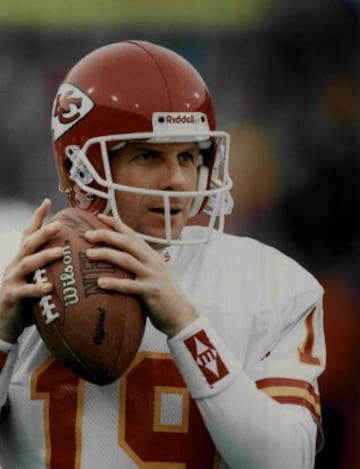 Quarterback. Jugó entre 1979 y 1994, principalmente en San Francisco 49ers con quién ganó 4 Super Bowls y 3 MVP en la Super Bowl. Su dorsal, el 16, ha sido retirado por el equipo californiano.