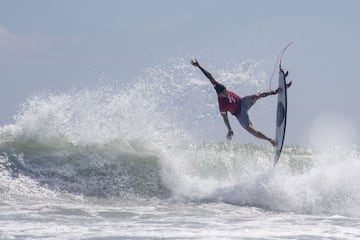 En uno de los duelos estrella de los octavos de final, el brasile?o pudo con el australiano Julian Wilson y se medir al francs Michel Bourez en semifinales.