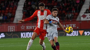 Edgar e Iván Romero, en plena pugna durante el partido.