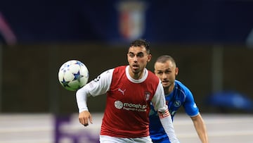 Horta, marcado por Lobotka durante un partido de la pasada Champions League.