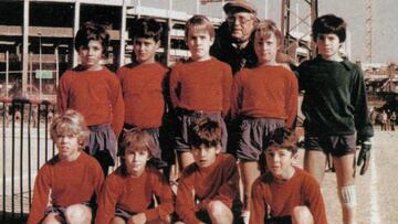 Antes de llegar a Barcelona, Guardiola jugó en el Gimnastic de Manresa. En la foto: el tercero de izquierda a derecha en la parte inferior.