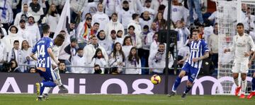 Buen pase en profundidad de Vinícius para Reguilón, que asiste con el pase de la muerte al delantero francés. Benzema anota el gol 1-0 para el Real Madrid 
