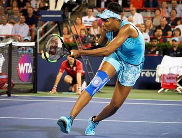 Venus hampered by knee injury as Halep reaches quarters