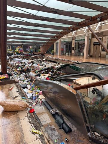 Los graves efectos de la DANA en el Centro Comercial Bonaire, en Aldaya.