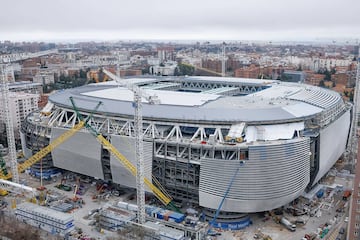 Las obras de remodelación del estadio del Real Madrid siguen su curso sin descanso a pocos meses de su inauguración. El club blanco presentado nuevas instantáneas del interior y de la fachada del estadio.