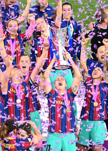 El Barcelona campeón de la Women's Champions League. Alexia Putellas levanta el trofeo.