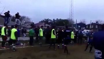 ¡Hincha tocó canción de Rocky mientras equipos se peleaban!