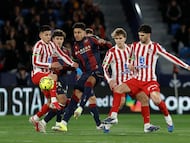 VALENCIA, 31/01/2026.- El centrocampista del Atlético de Madrid Pablo Barrios (2d) disputa un balón con el centrocampista del Levante Ugo Raghouber (c) durante el encuentro correspondiente a la jornada 22 de LaLiga EA Sports entre Levante UD y Atlético de Madrid celebrado este sábado en el Estadio Ciutat de València. EFE/ Biel Aliño