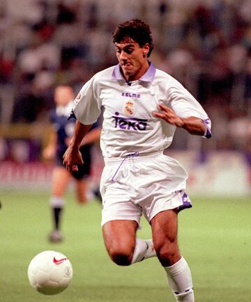 Jugó con el Real Madrid en dos etapas diferentes: desde 1992 hasta 1995 y la temporada 1997-98. Defendió la camiseta del Mallorca la temporada 1998-99.