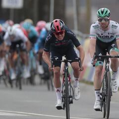 Van Aert se venga de Pidcock en un final de infarto en la Amstel