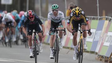 Van Aert se venga de Pidcock en un final de infarto en la Amstel