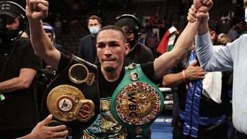 'Gallo' Estrada festeja su triunfo sobre 'Chocolatito' González.