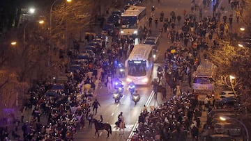 09/03/22 PARTIDO CHAMPIONS LEAGUE VUELTA OCTAVOS 
 REAL MADRID - PSG PARIS SAINT GERMAIN 
 LLEGADA AUTOBUS AUTOCAR ESTADIO SANTIAGO BERNABEU AFICIONADOS SEGUIDORES