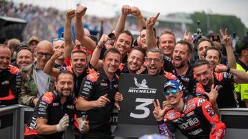 Maverick celebra con su equipo su tercero en Assen.