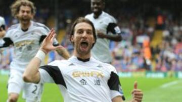 Michu celebra un gol con el Swansea.