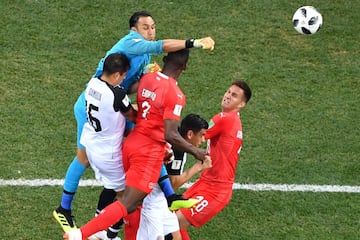 Keylor Navas despeja un balón. 