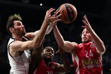 Rudy Fernández (5), Oliver Lafayette (20) y Matthew Lojeski (24) pugnan por controlar el balón.