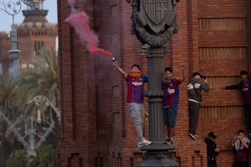 Seguidores, jugadores, directiva y cuerpo tcnico celebran el triplete en las calles de la Ciudad Condal.