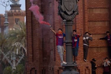 Seguidores, jugadores, directiva y cuerpo técnico celebran el triplete en las calles de la Ciudad Condal.
