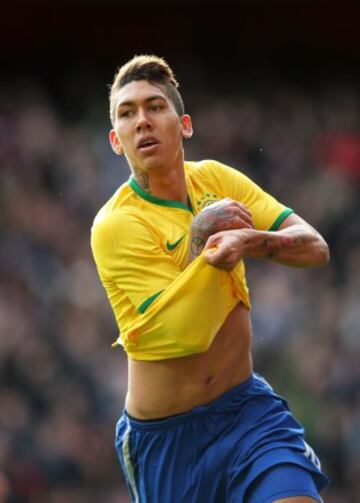 Roberto Firmino anota el gol de Brasil