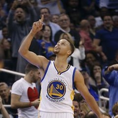 Curry (51) rompe la historia: 128 partidos con al menos 1 triple