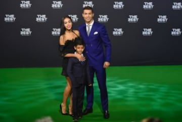 Cristiano Ronaldo con su hijo y su pareja Georgina Rodríguez.