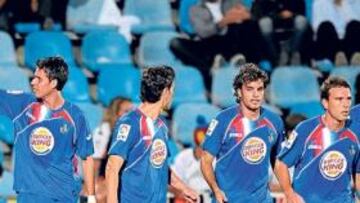 <b>¡PARTIDAZO! </b>Manu celebra uno de sus dos goles, con Gavilán, Pedro León y Mané al lado. Gran noche de fútbol del equipo de Míchel.