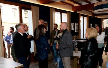 Los Reyes han recorrido las zonas afectadas por la DANA en Utiel, junto al alcalde de la localidad Ricardo Gabaldón, para ver los avances en la recuperación de sus calles, comercios y hogares.
