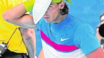 <b>HIELO. </b>Rafa Nadal se refresca durante uno de los descansos.