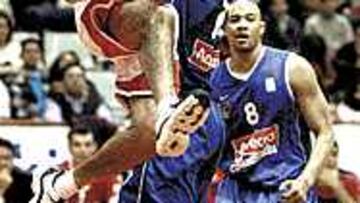 <b>SIN PREMIO.</b> Pedro Robles hizo un buen partido frente a sus ex compañeros del Estudiantes, pero el Gijón cayó al final.