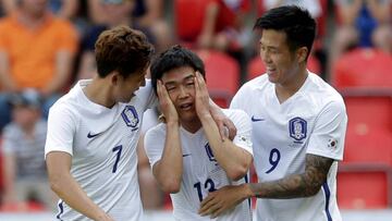 Son Heung-min, Yoon Bit-garam y Suk Hyun-jun celebran uno de los goles.
