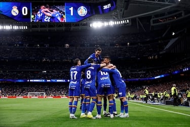 0-1. Martín  Satriano celebra el tanto con sus compañeros
.