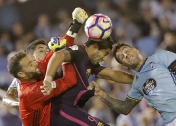 Luis Suárez cabecea un balón entre Hugo Mallo y el portero Sergio Álvarez.