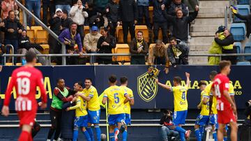 Soccer Football - LaLiga - Cadiz v Atletico Madrid - Estadio Nuevo Mirandilla, Cadiz, Spain - March 9, 2024 Cadiz's Juanmi celebrates scoring their second goal with teammates REUTERS/Marcelo Del Pozo