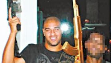 Adriano se mete en nueva polémica por posar con un fusil de asalto